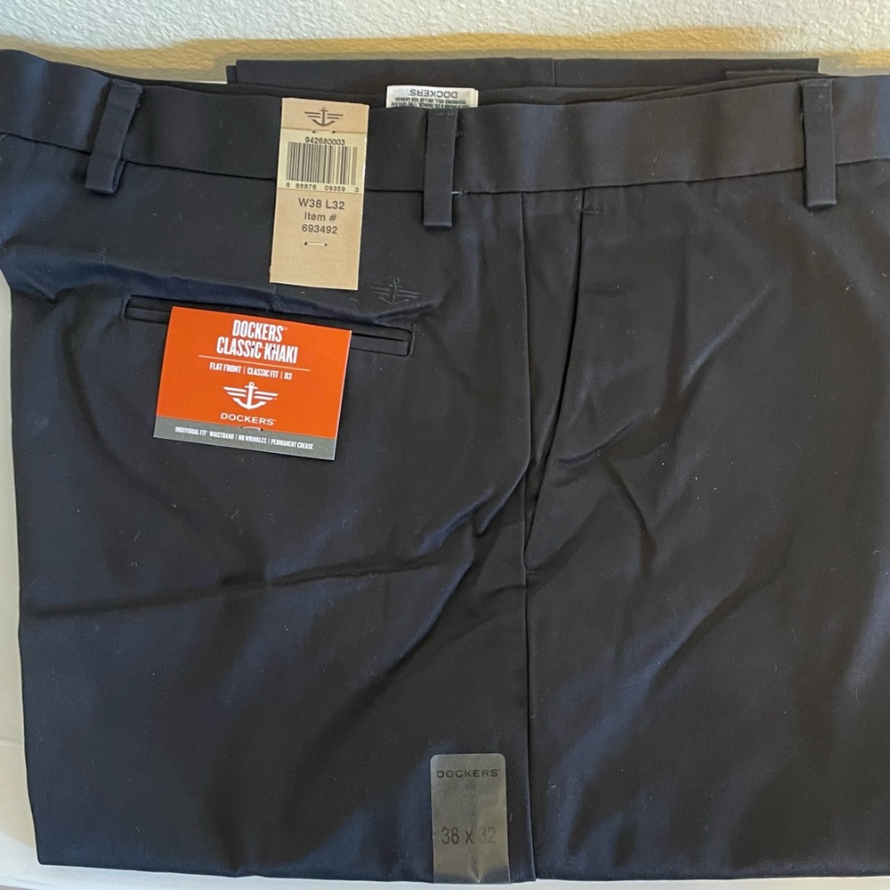 NWT Dockers D3 Classic Fit Khaki Flat Front Black Pants - Mens Size 38 x 32